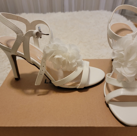 Le Chateau White Flower Heels - Picture 2 of 5